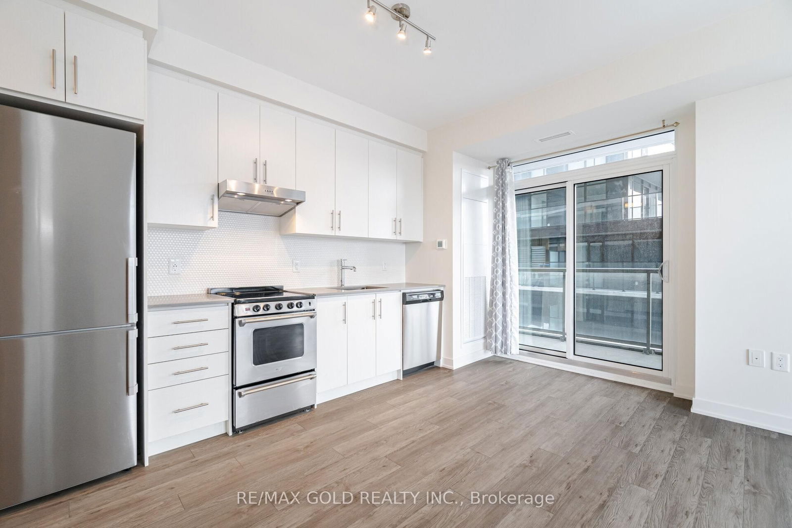 212 King William St, unit 915 for sale