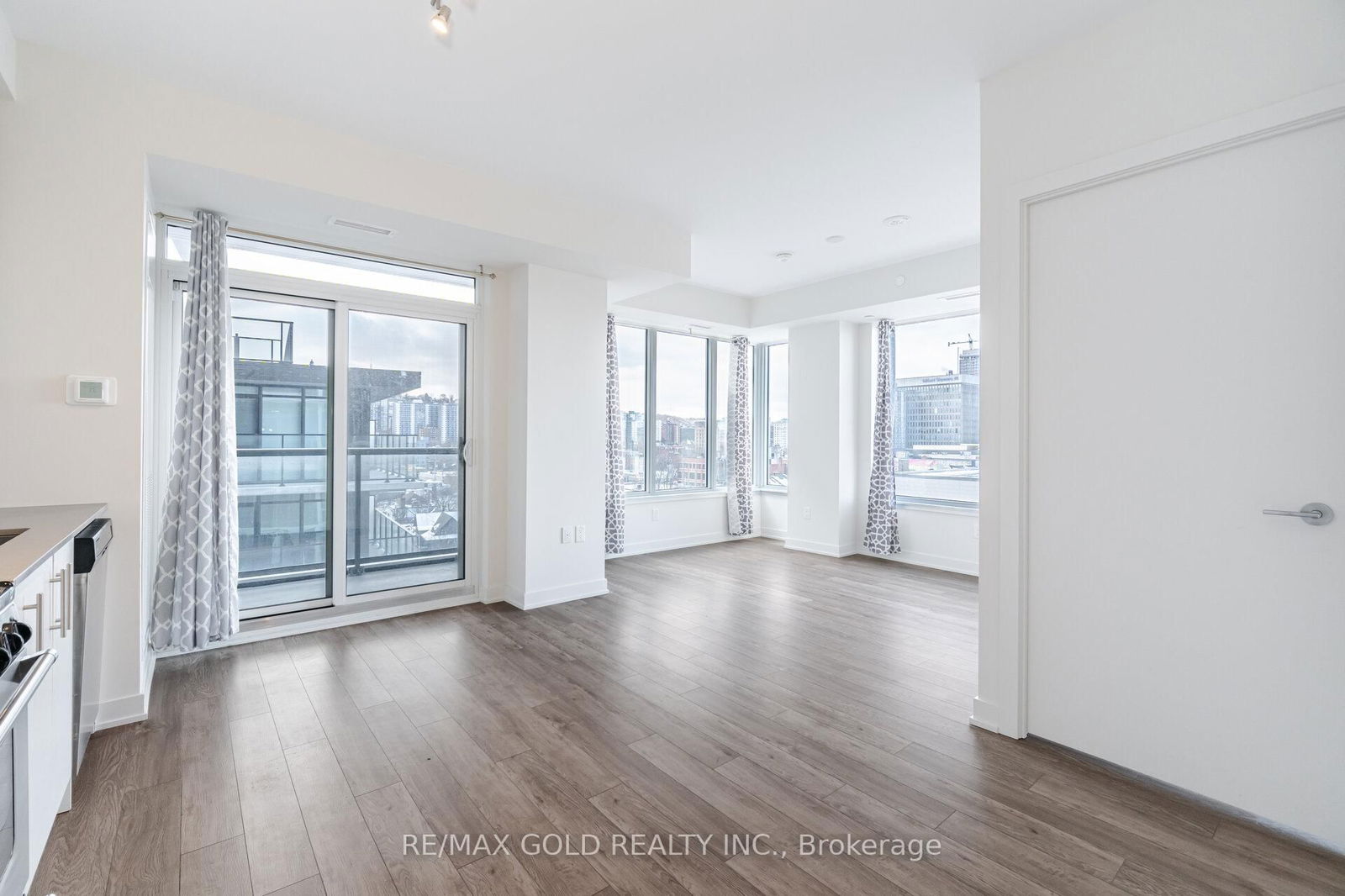 212 King William St, unit 915 for sale