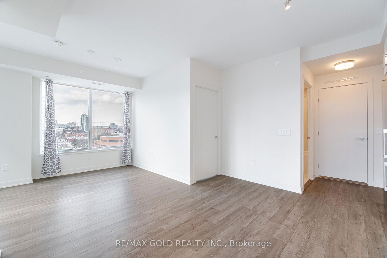 212 King William St, unit 915 for sale