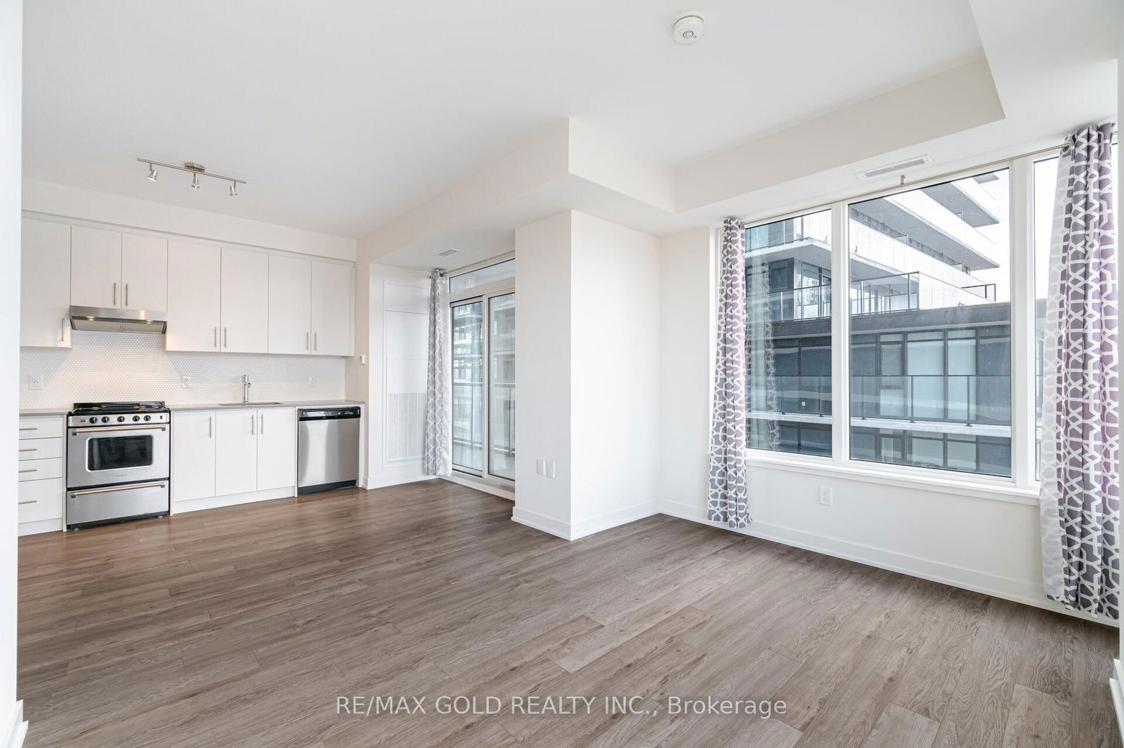 212 King William St, unit 915 for sale