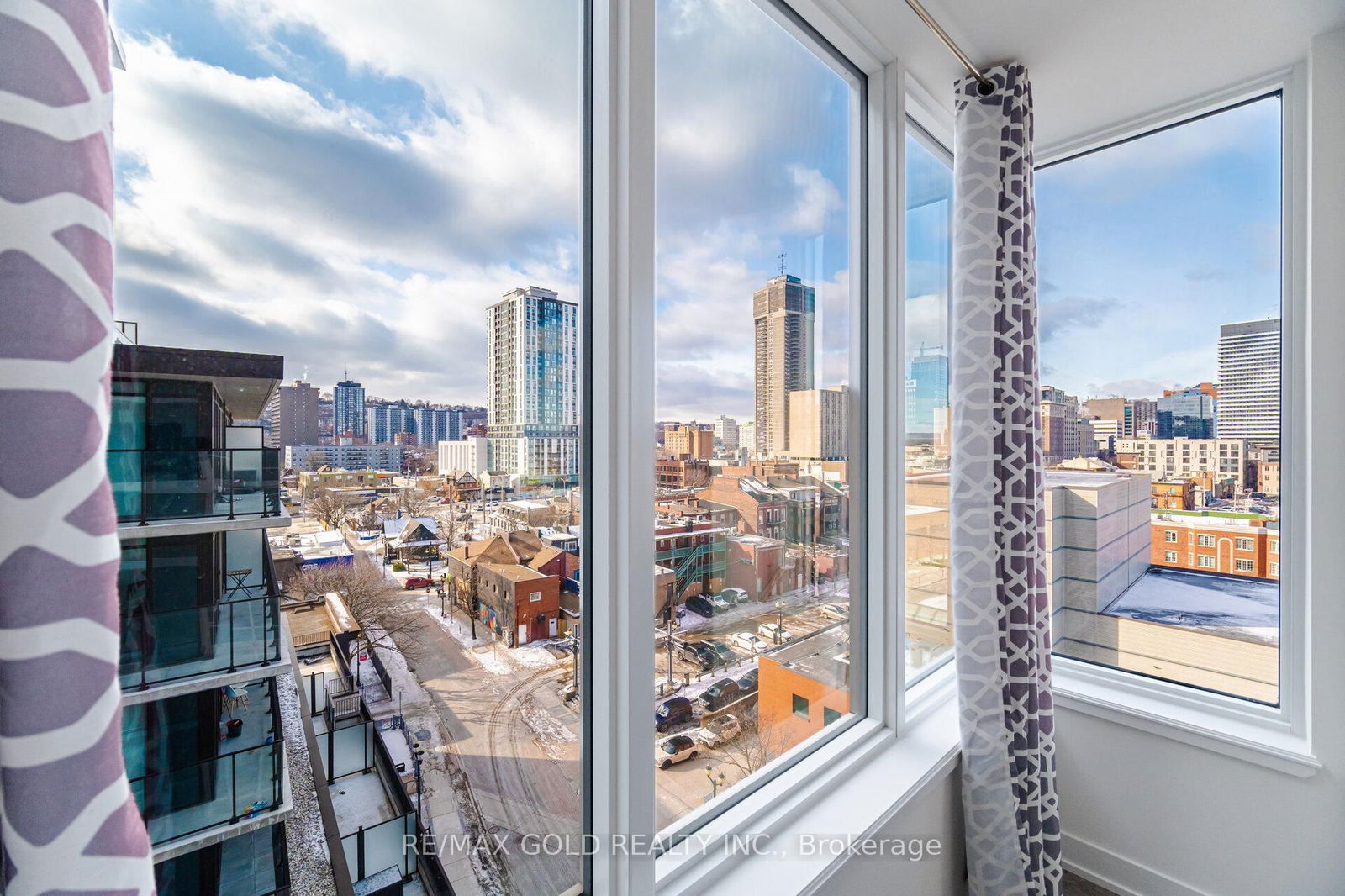 212 King William St, unit 915 for sale