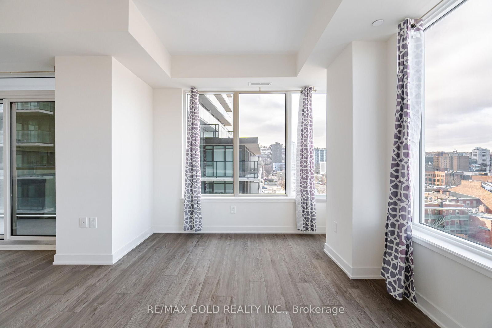 212 King William St, unit 915 for sale