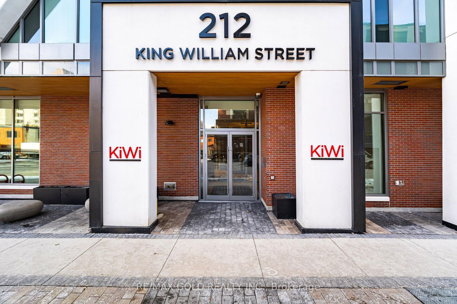 212 King William St, unit 915 for sale