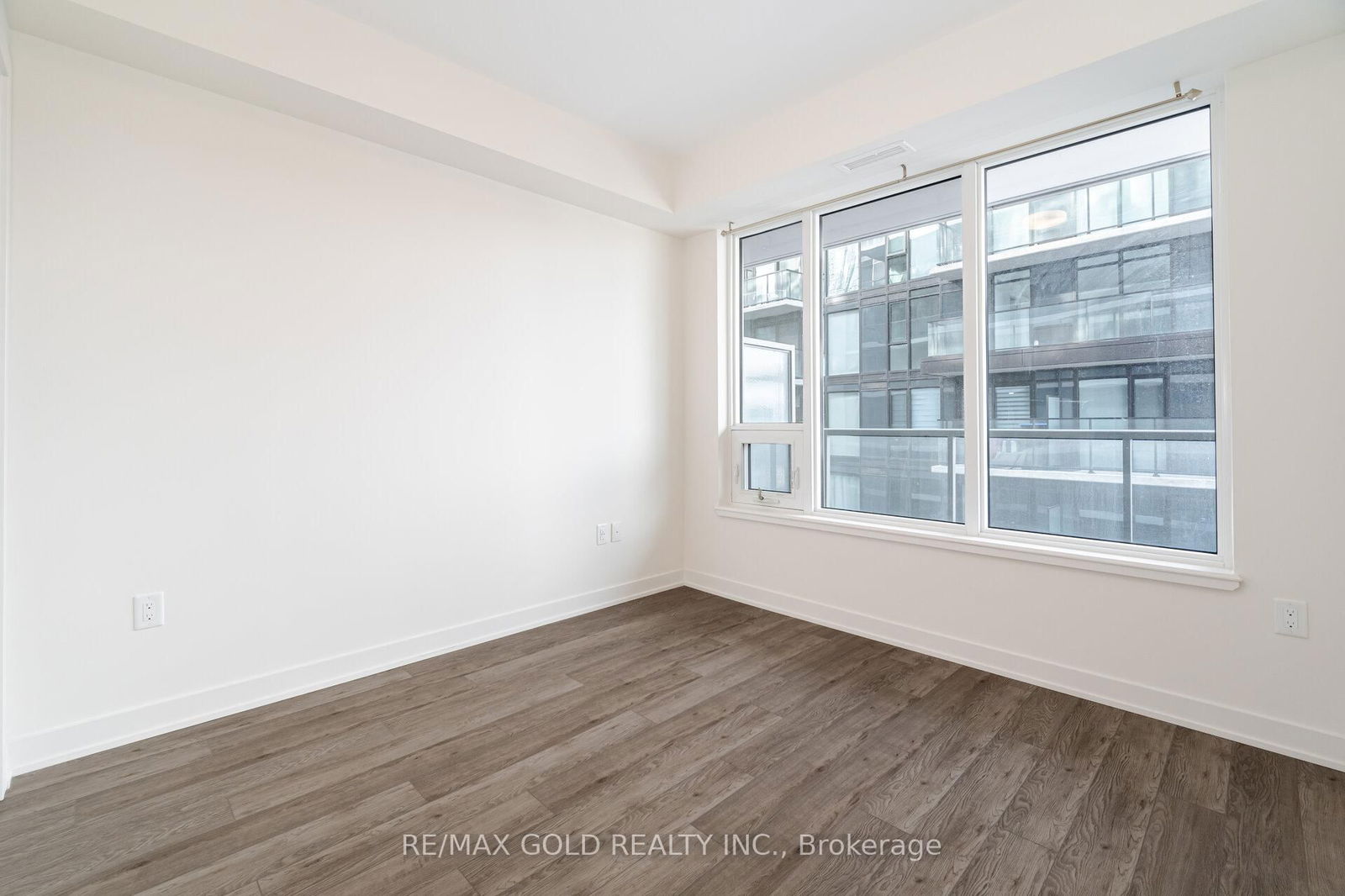 212 King William St, unit 915 for sale