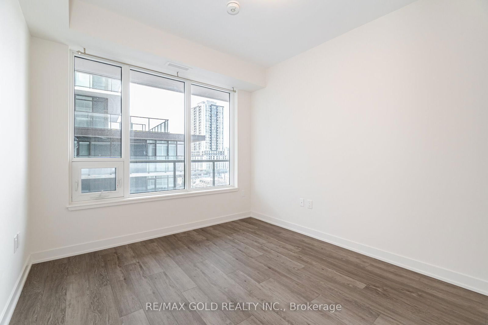 212 King William St, unit 915 for sale