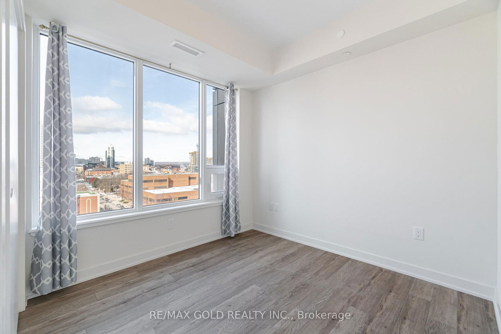 212 King William St, unit 915 for sale