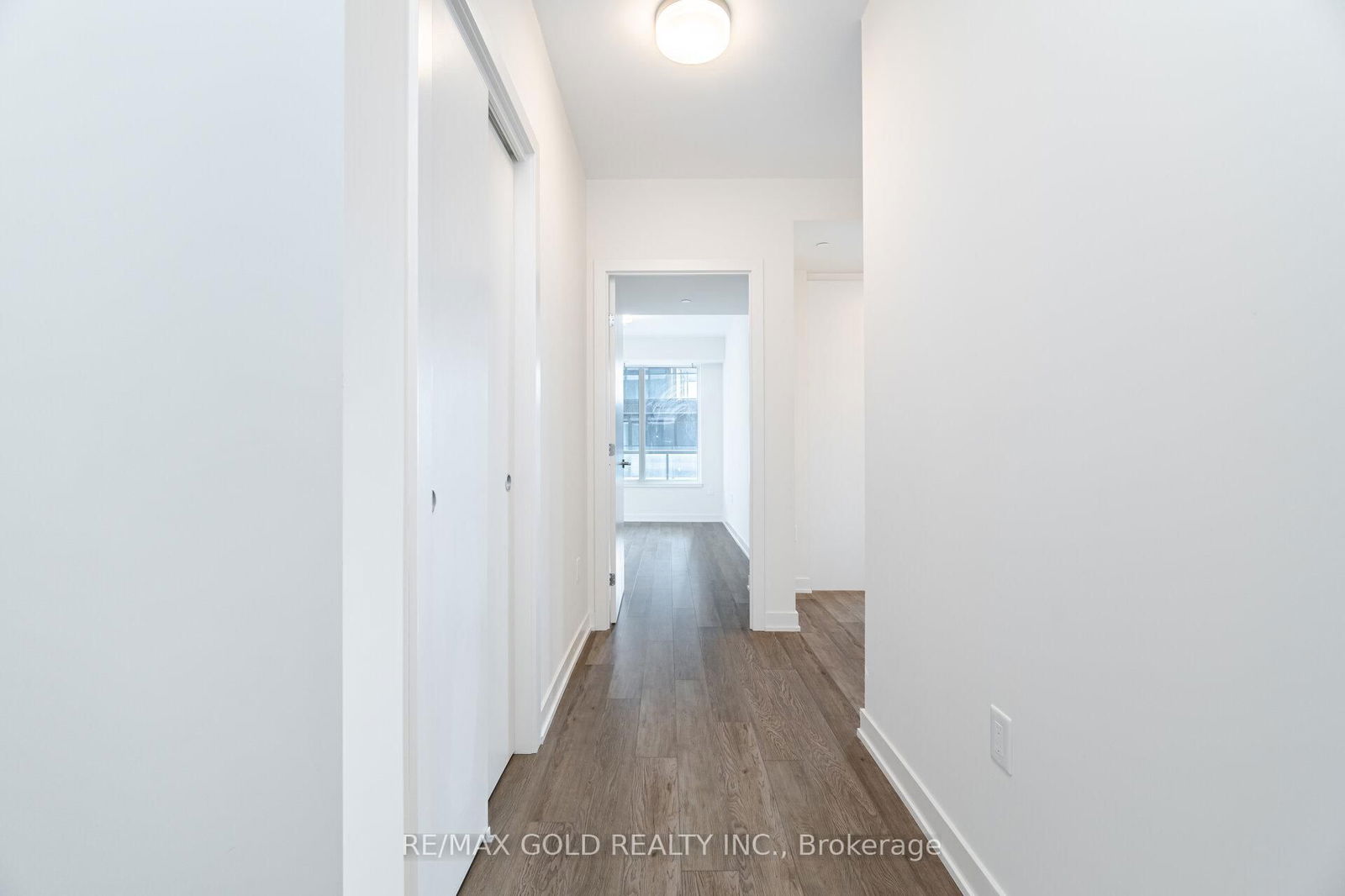 212 King William St, unit 915 for sale