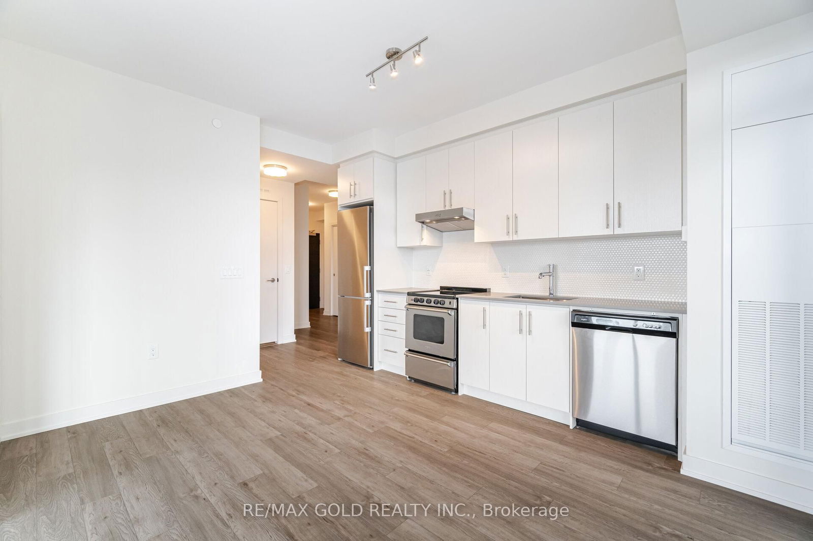 212 King William St, unit 915 for sale