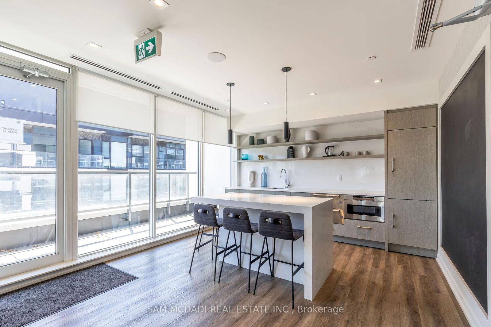 212 King William St, unit 417 for sale