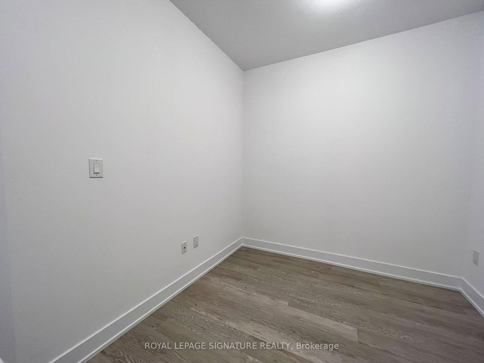 460 Dundas St E, unit 806 for rent