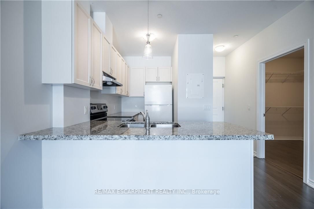 95 Wilson St W, unit 204 for sale