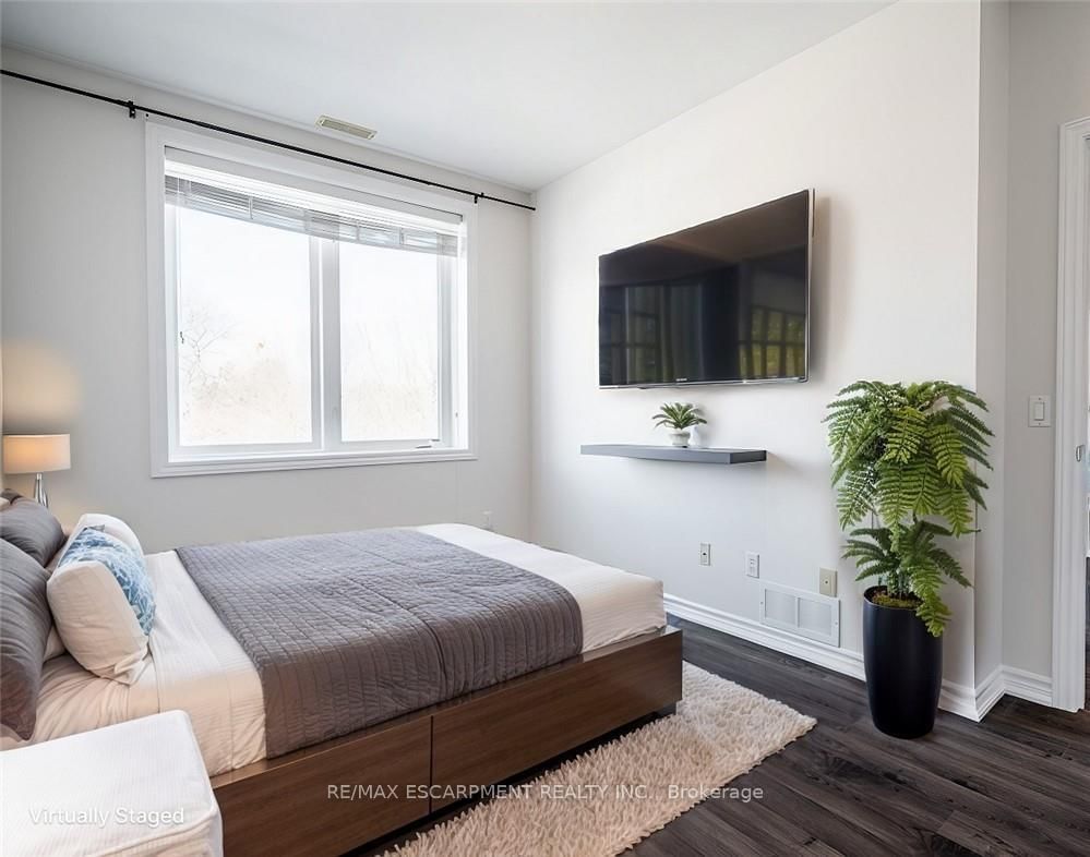 95 Wilson St W, unit 204 for sale