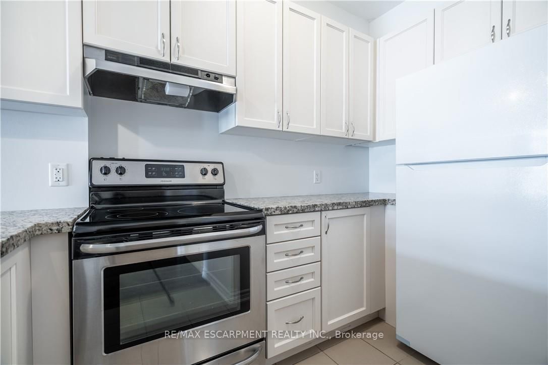 95 Wilson St W, unit 204 for sale