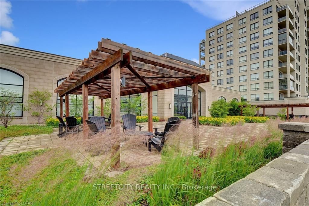 240 Villagewalk Blvd N, unit 903 for sale