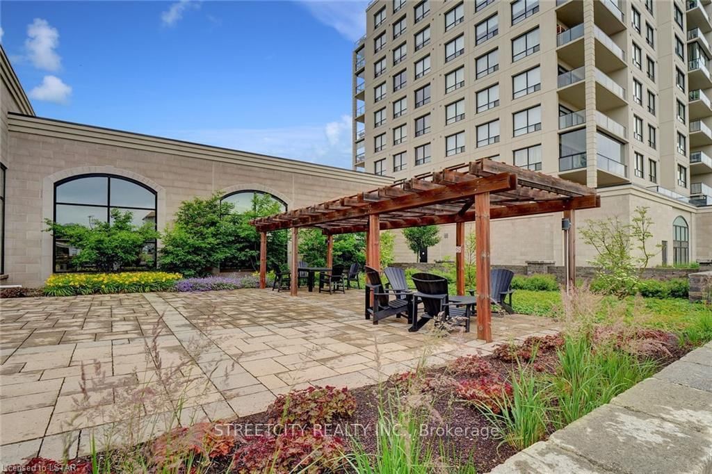 240 Villagewalk Blvd N, unit 903 for sale