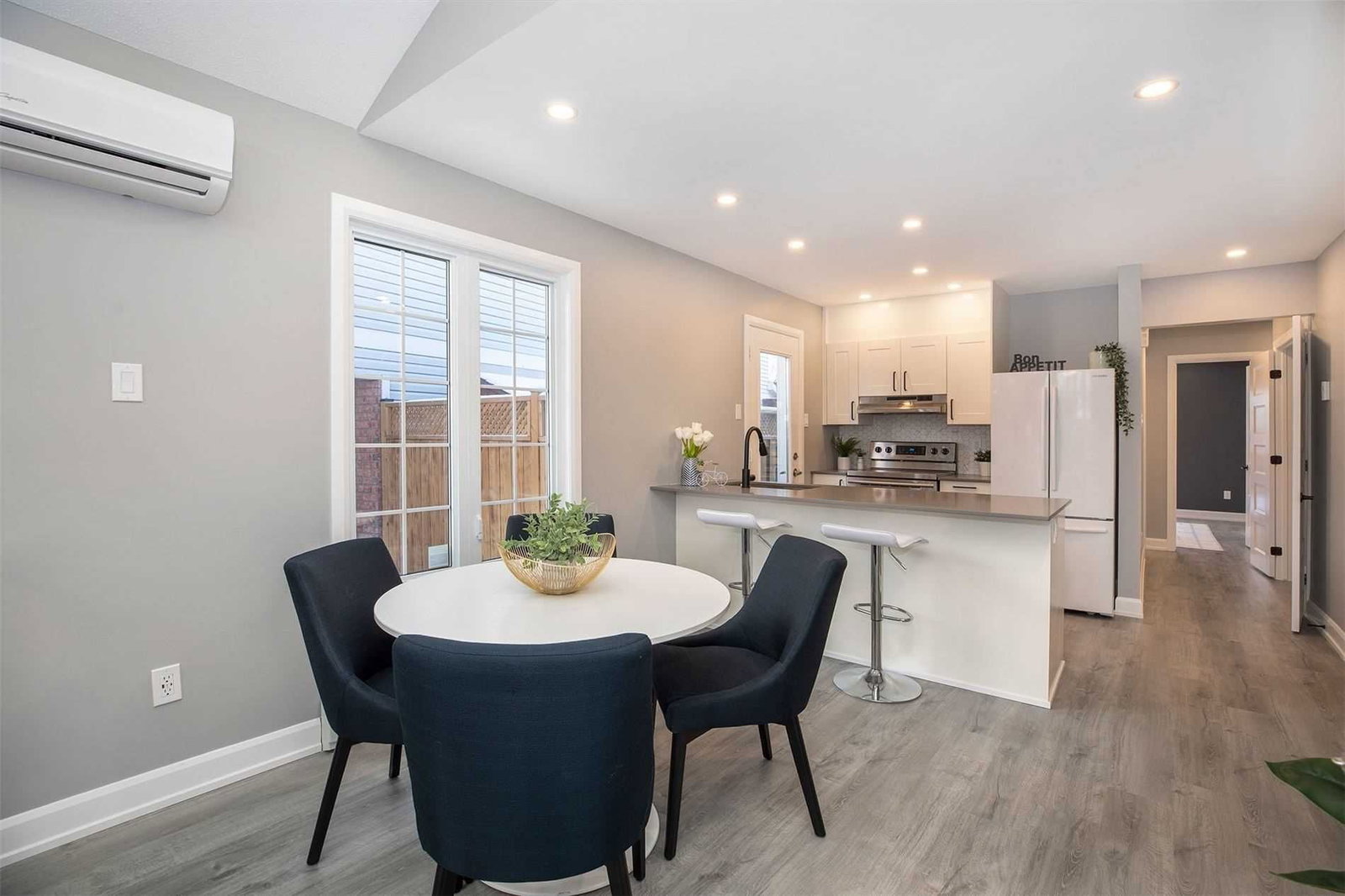 972 Sheenboro Cres 3 Beds + 2 4 Baths