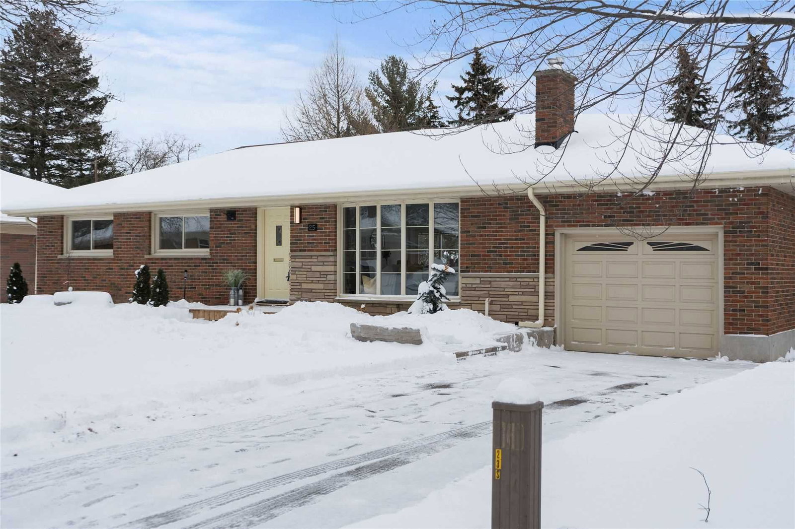 25 Seneca Cres 3 Beds 1 Bath strata.ca