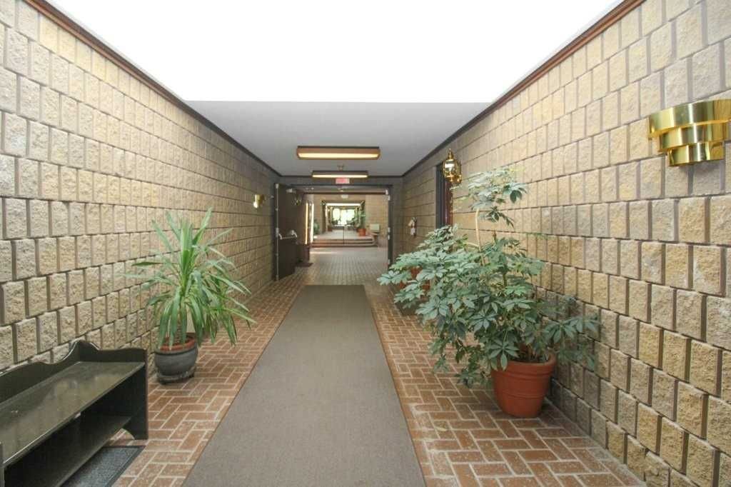 684 Whitaker St, unit 8 for sale - image #39