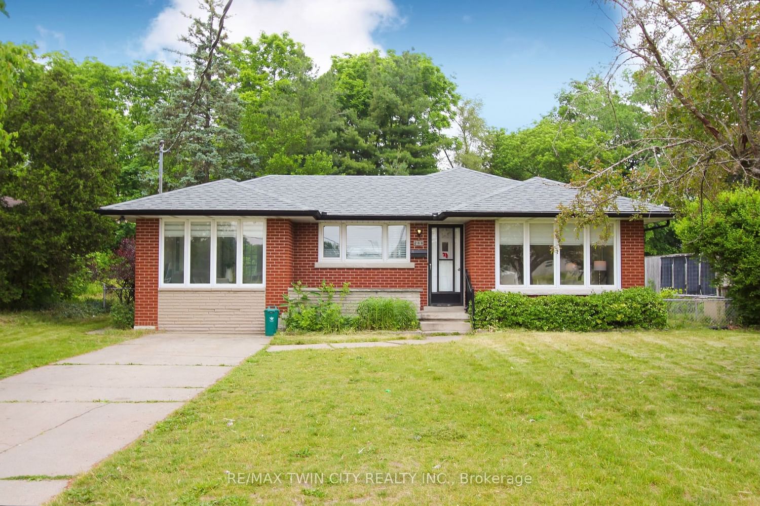 284 Cedar Cres | 4 Beds | 2 Baths | strata.ca