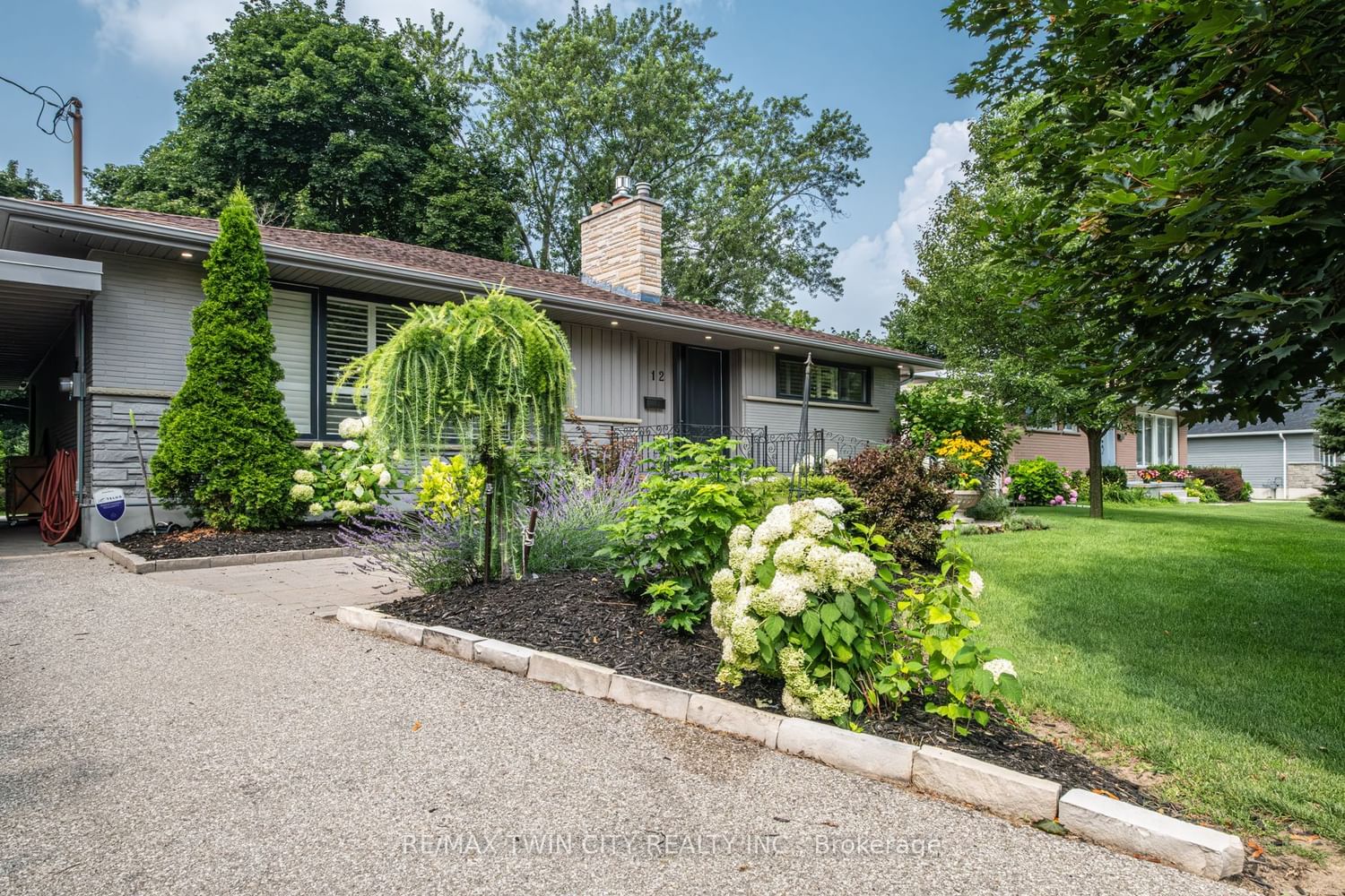 12 Conklin Cres 2 Beds + 1 2 Baths strata.ca