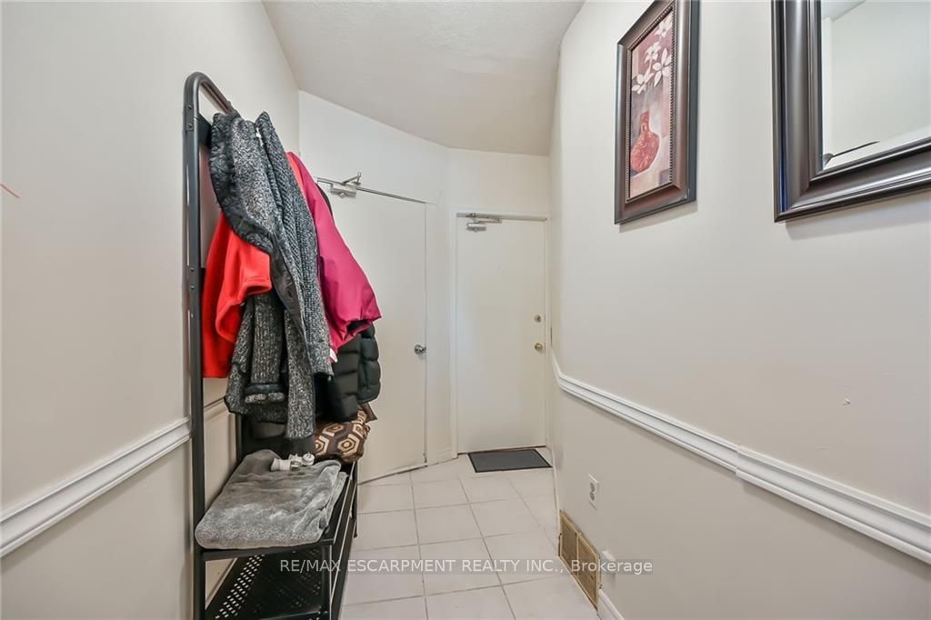 90 Rosslyn Ave S for sale  - image #21