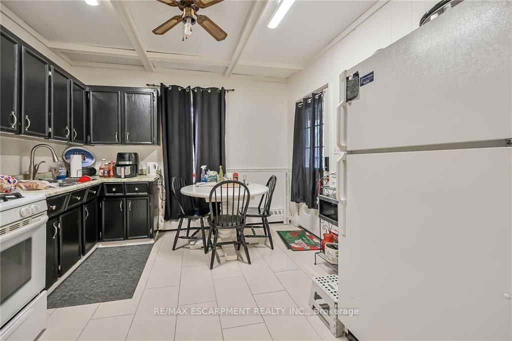 90 Rosslyn Ave S for sale  - image #25