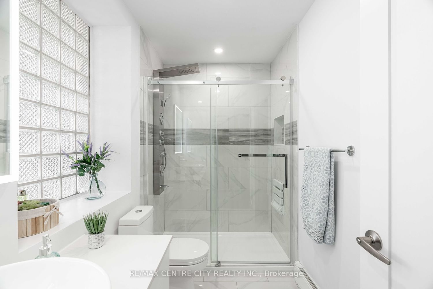 460 WELLINGTON St, unit 202 for sale - image #3