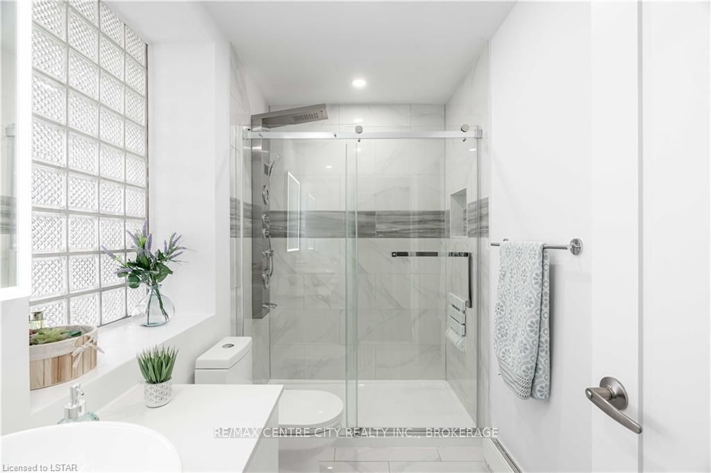 460 Wellington St, unit 202 for sale - image #3