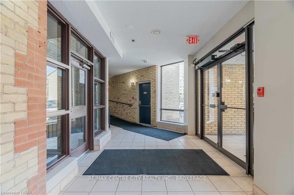 460 Wellington St, unit 202 for sale - image #34