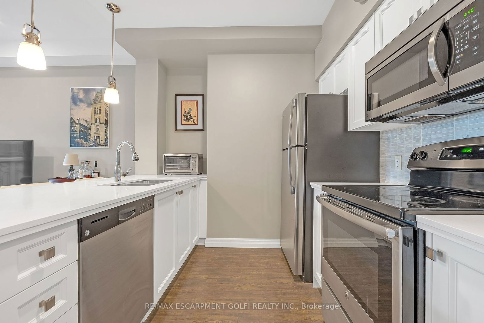 112 King St E, unit 1006 for sale