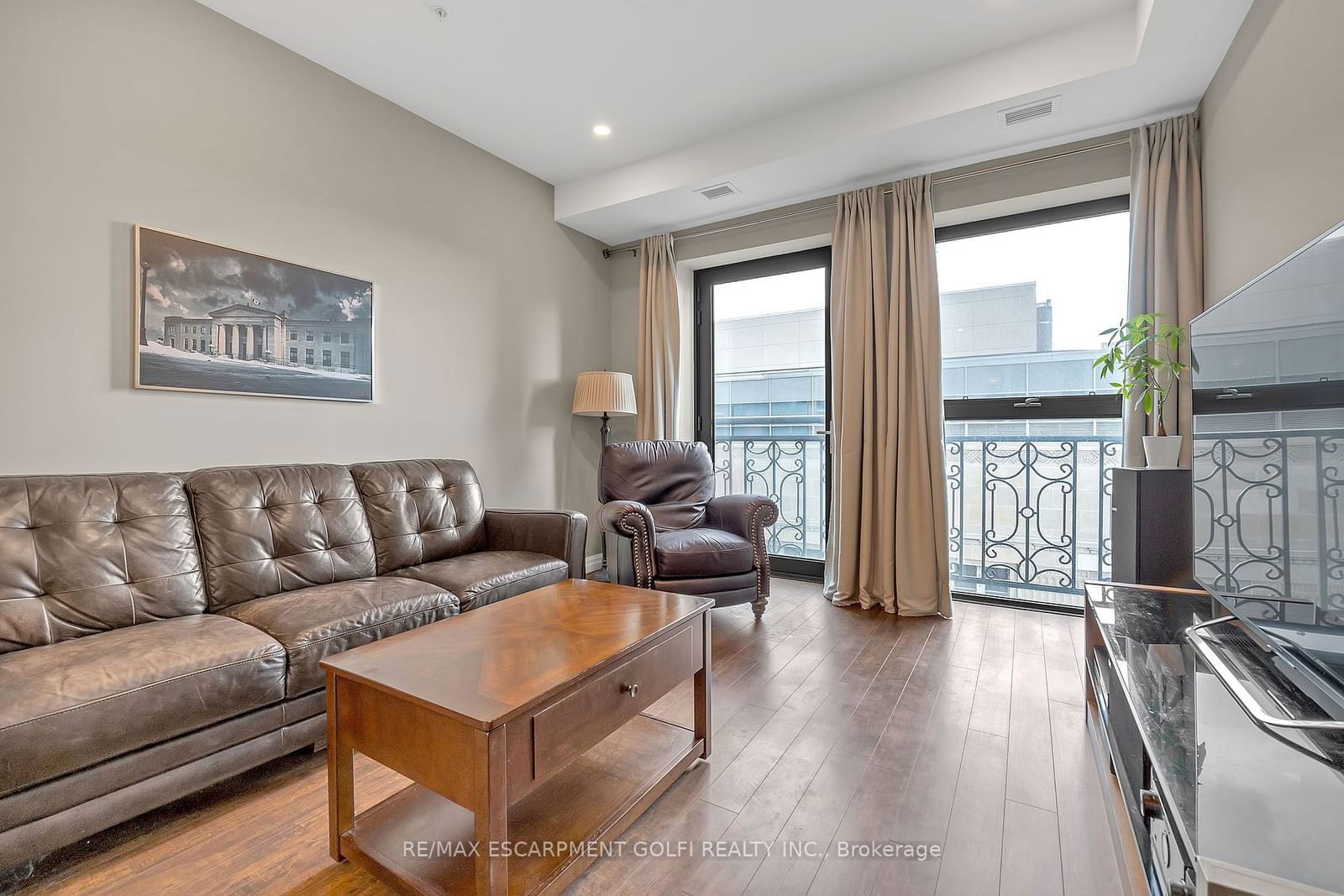 112 King St E, unit 1006 for sale