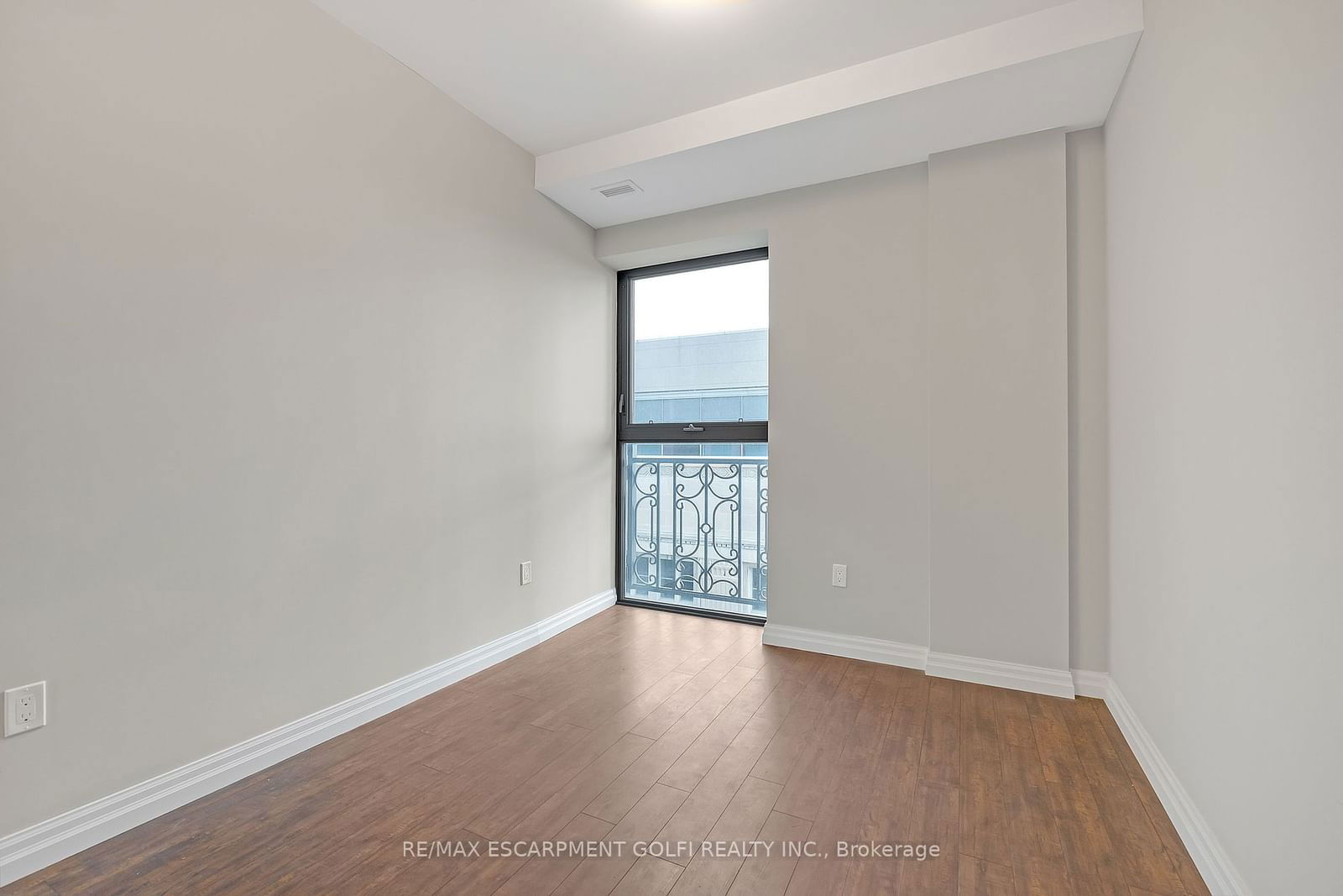 112 King St E, unit 1006 for sale