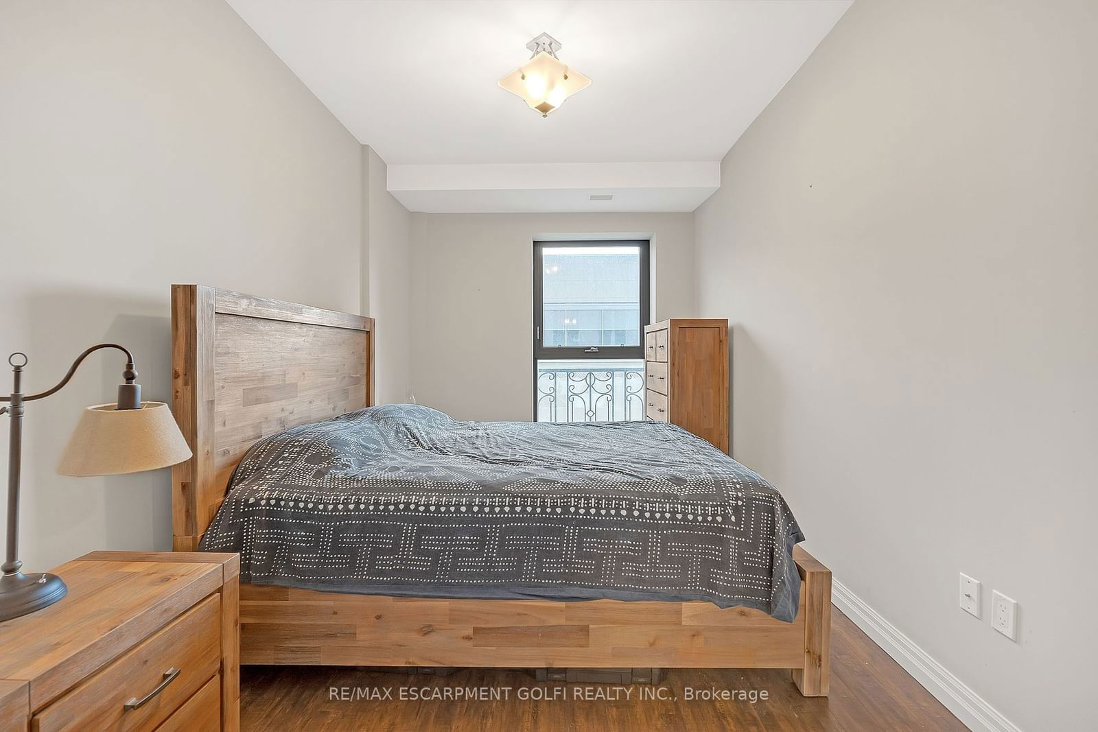 112 King St E, unit 1006 for sale