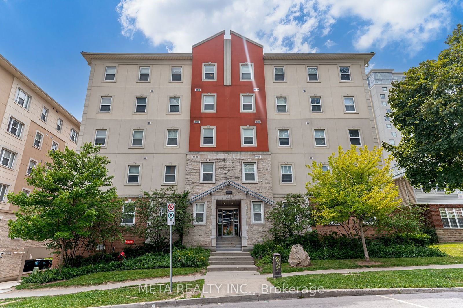 253 Lester St, unit 204 for sale - image #1