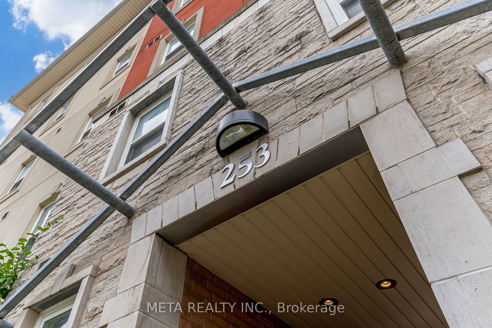 253 Lester St, unit 204 for sale - image #2