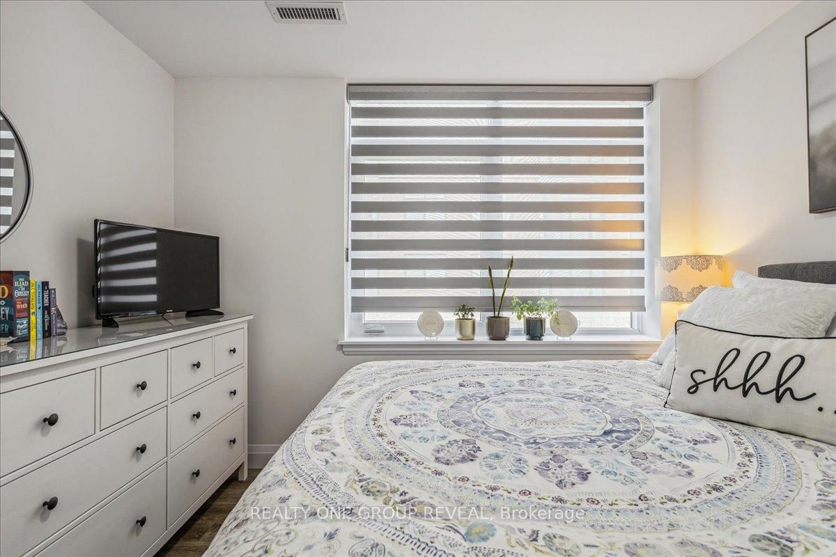 1 Redfern Ave, unit 220 for sale - image #20