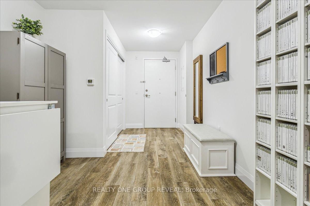 1 Redfern Ave, unit 220 for sale - image #6