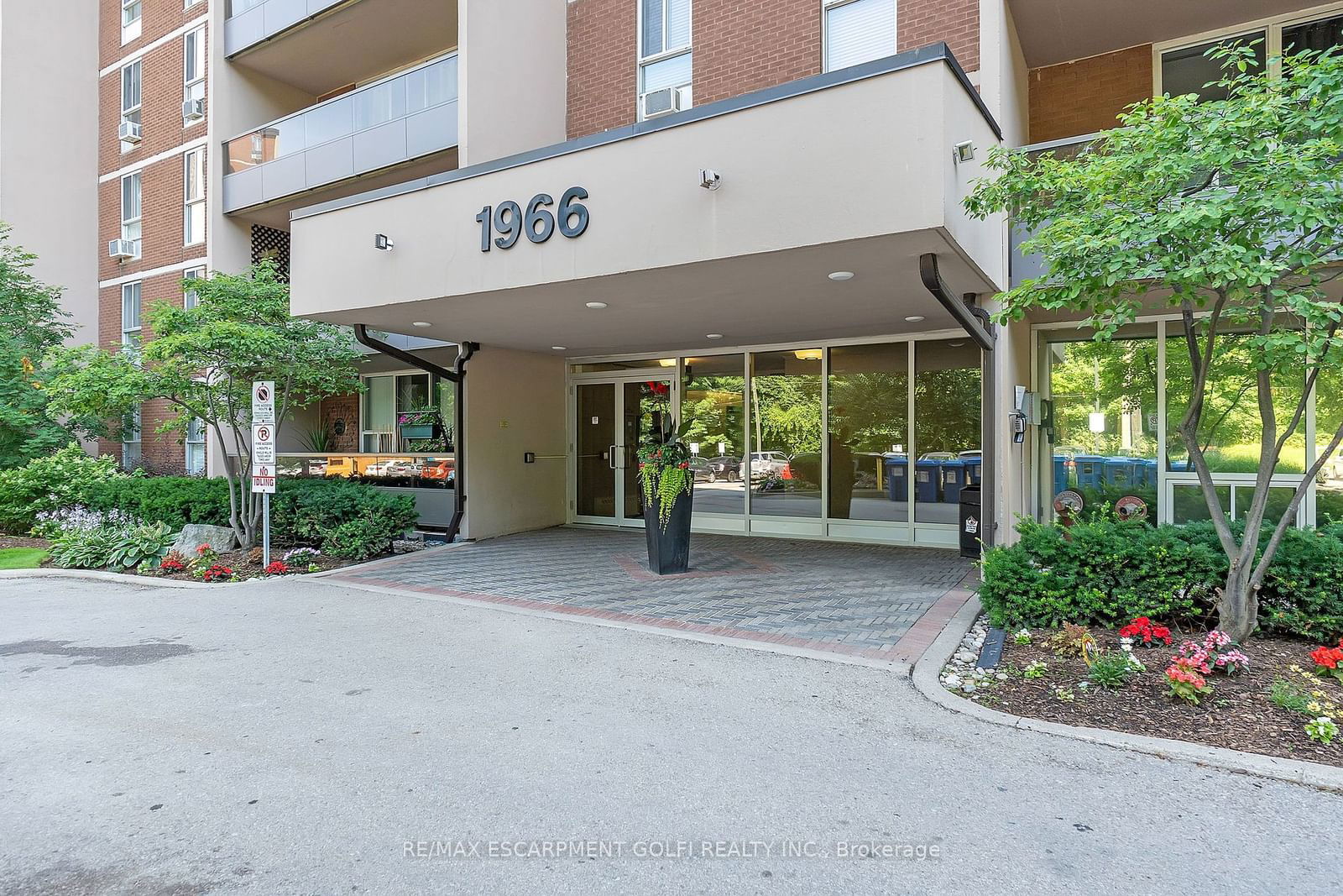 1966 Main St W, unit 402 for sale