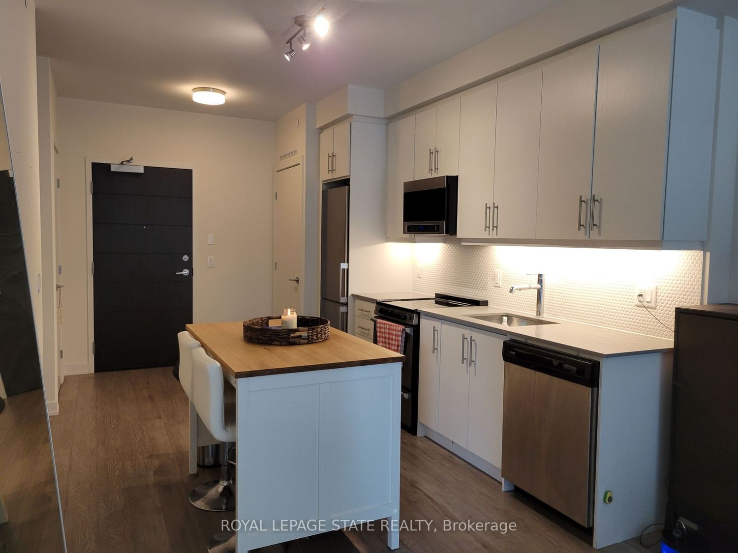 212 King William St, unit 913 for rent - image #6