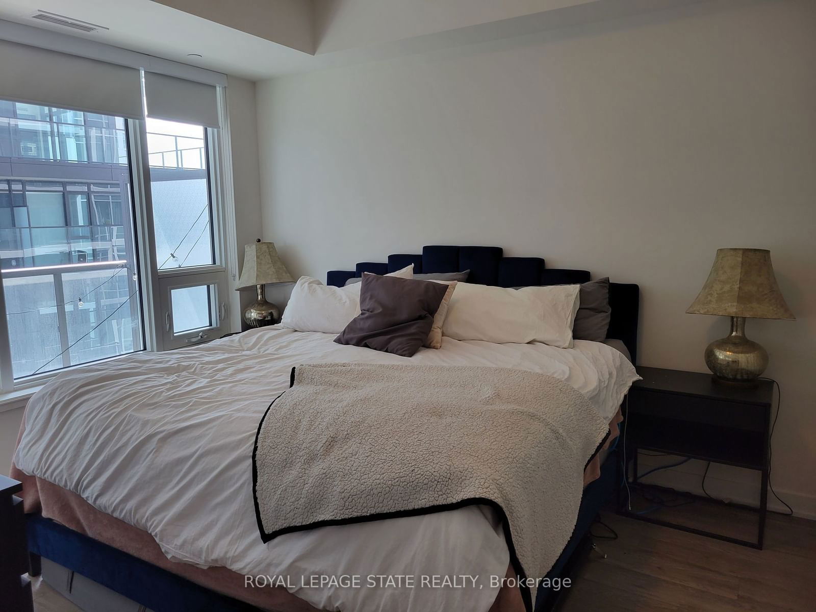 212 King William St, unit 913 for rent