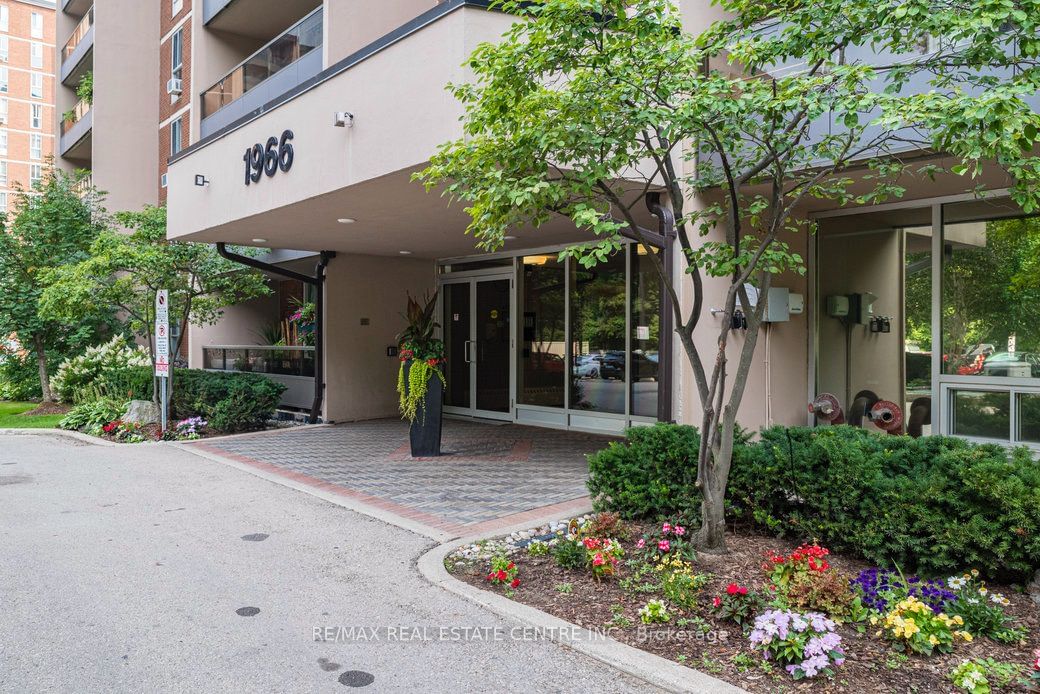 1966 Main St W, unit 406 for sale