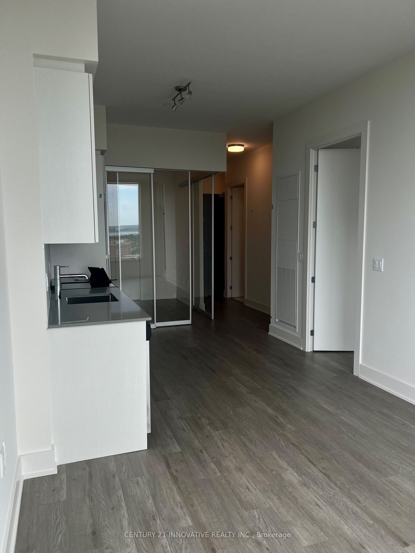 212 King William St N, unit 1415 for rent