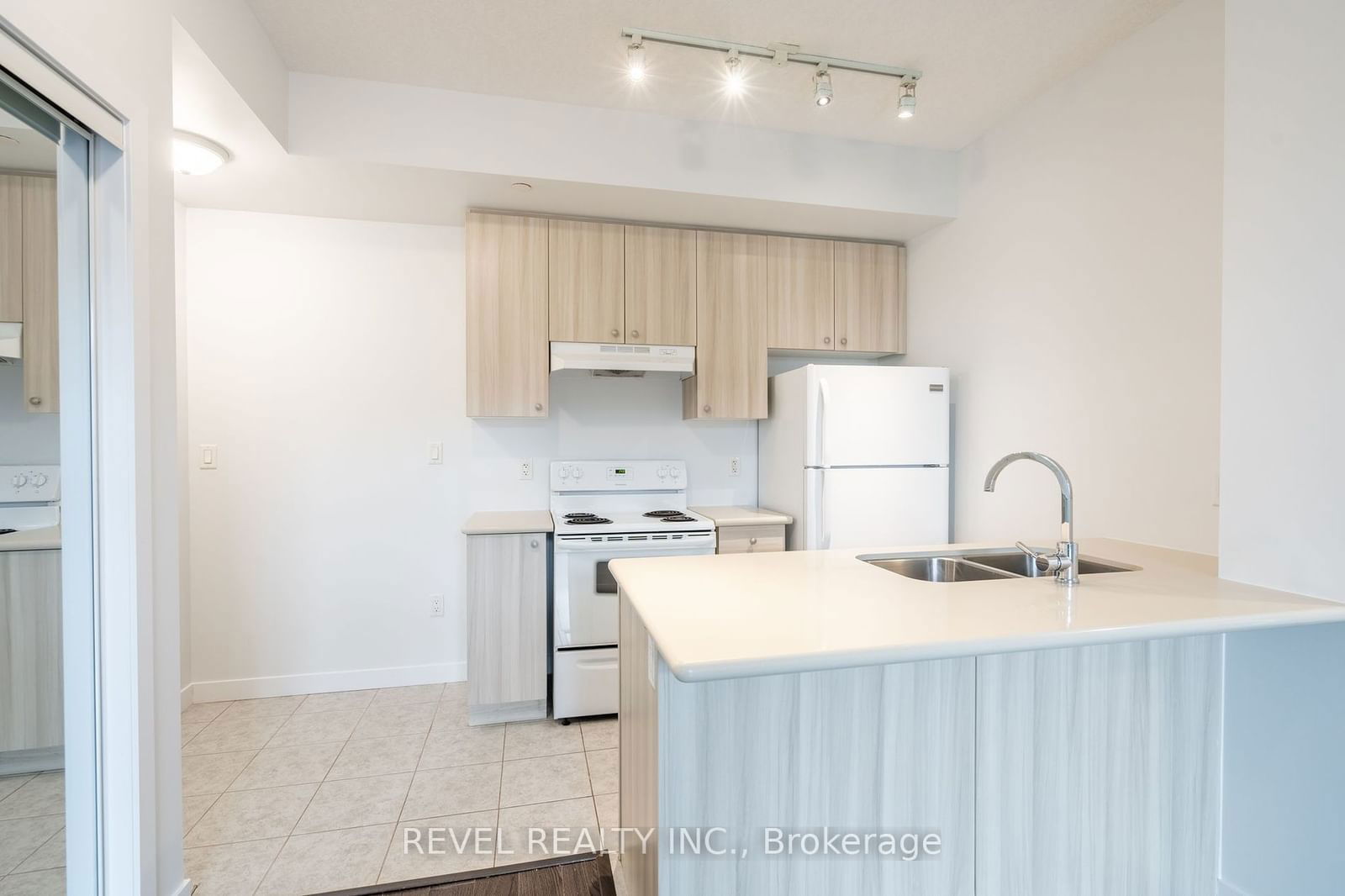 90 Charlton Ave W, unit 308 for sale - image #9