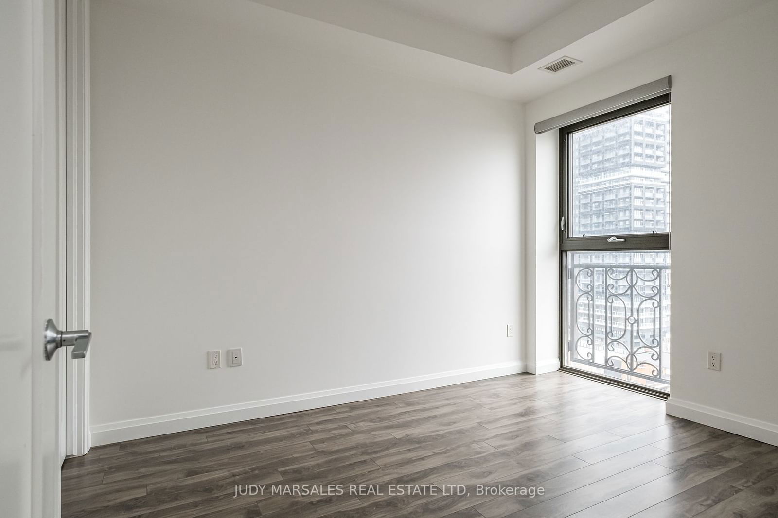 112 King St E, unit 1003 for sale