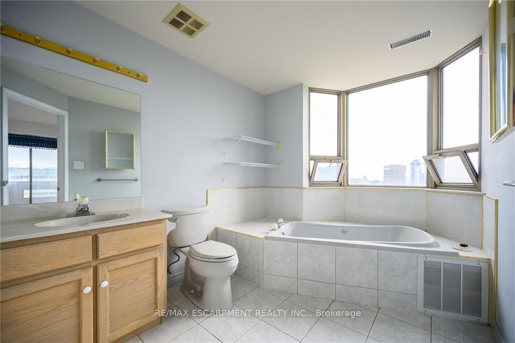 67 Caroline St S, unit 1801 for rent - image #21