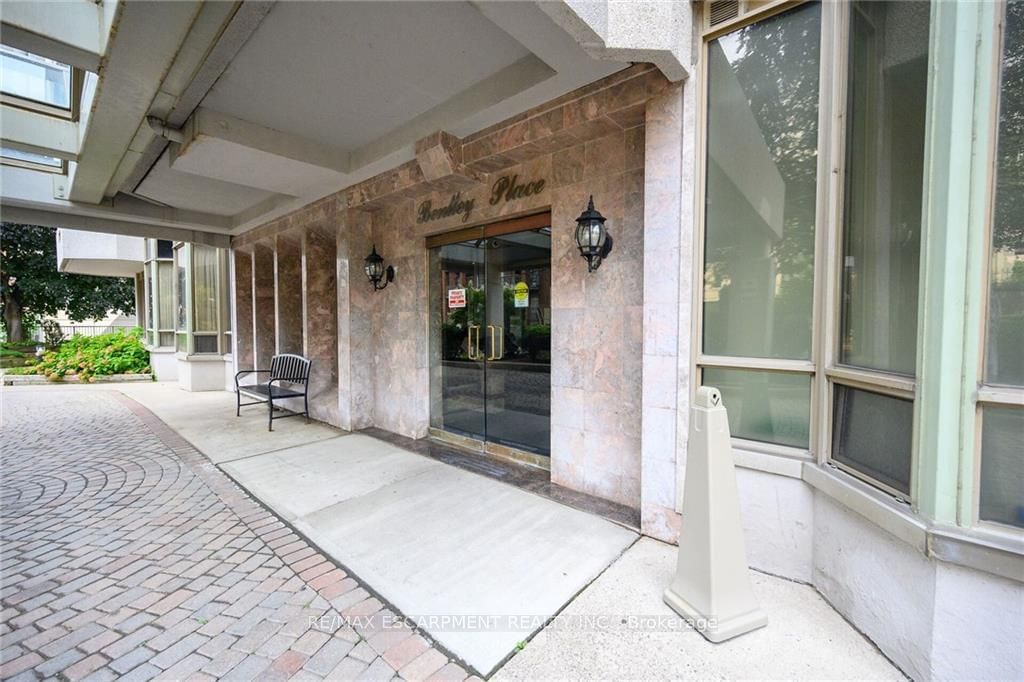 67 Caroline St S, unit 1801 for rent - image #4