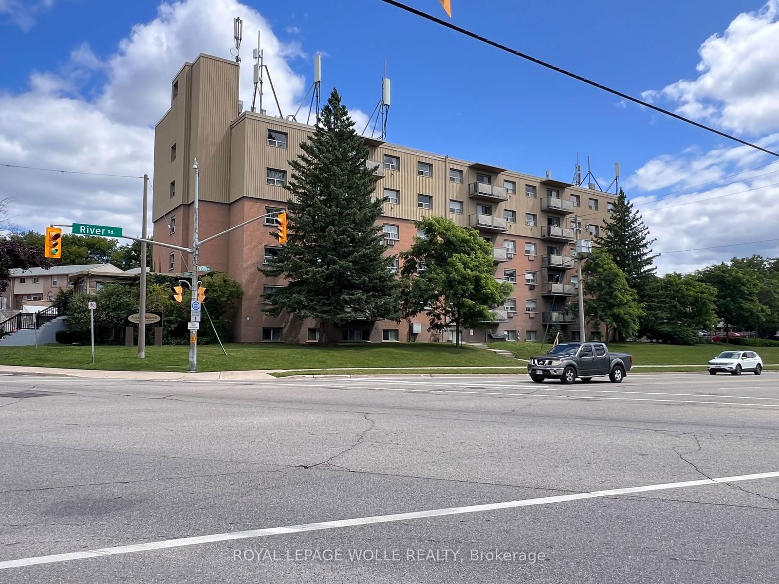 283 Fairway Rd N, unit 503 for rent