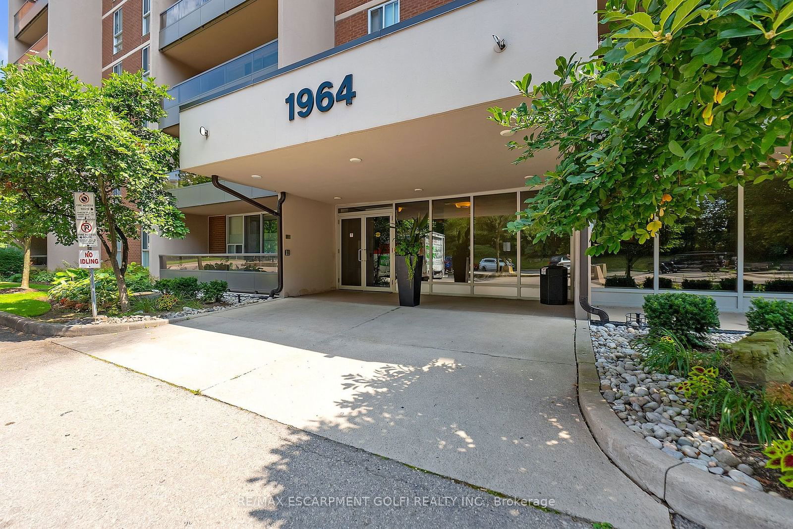 1964 Main St W, unit 401 for sale