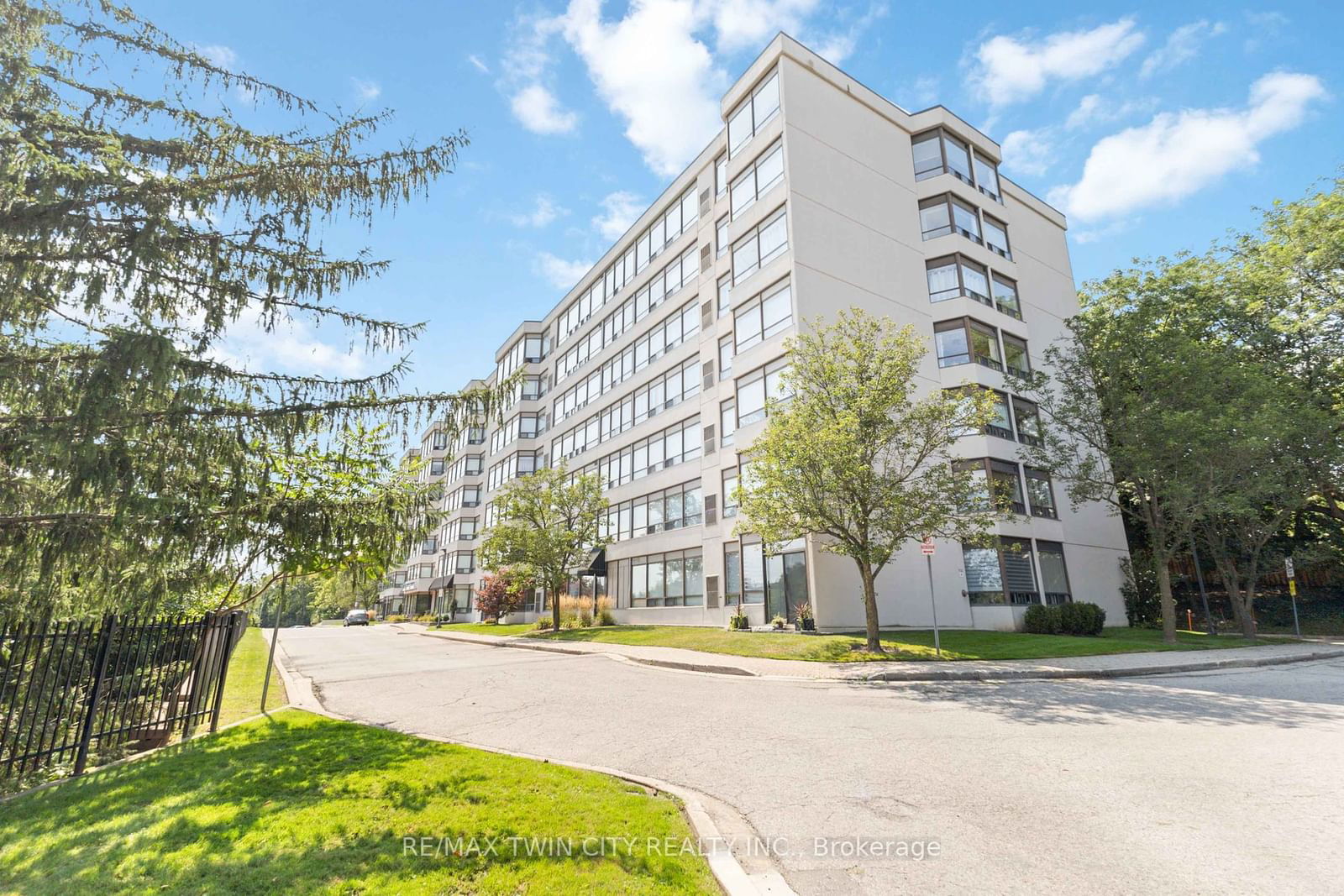 521 Riverside Dr, unit 209 for sale - image #3