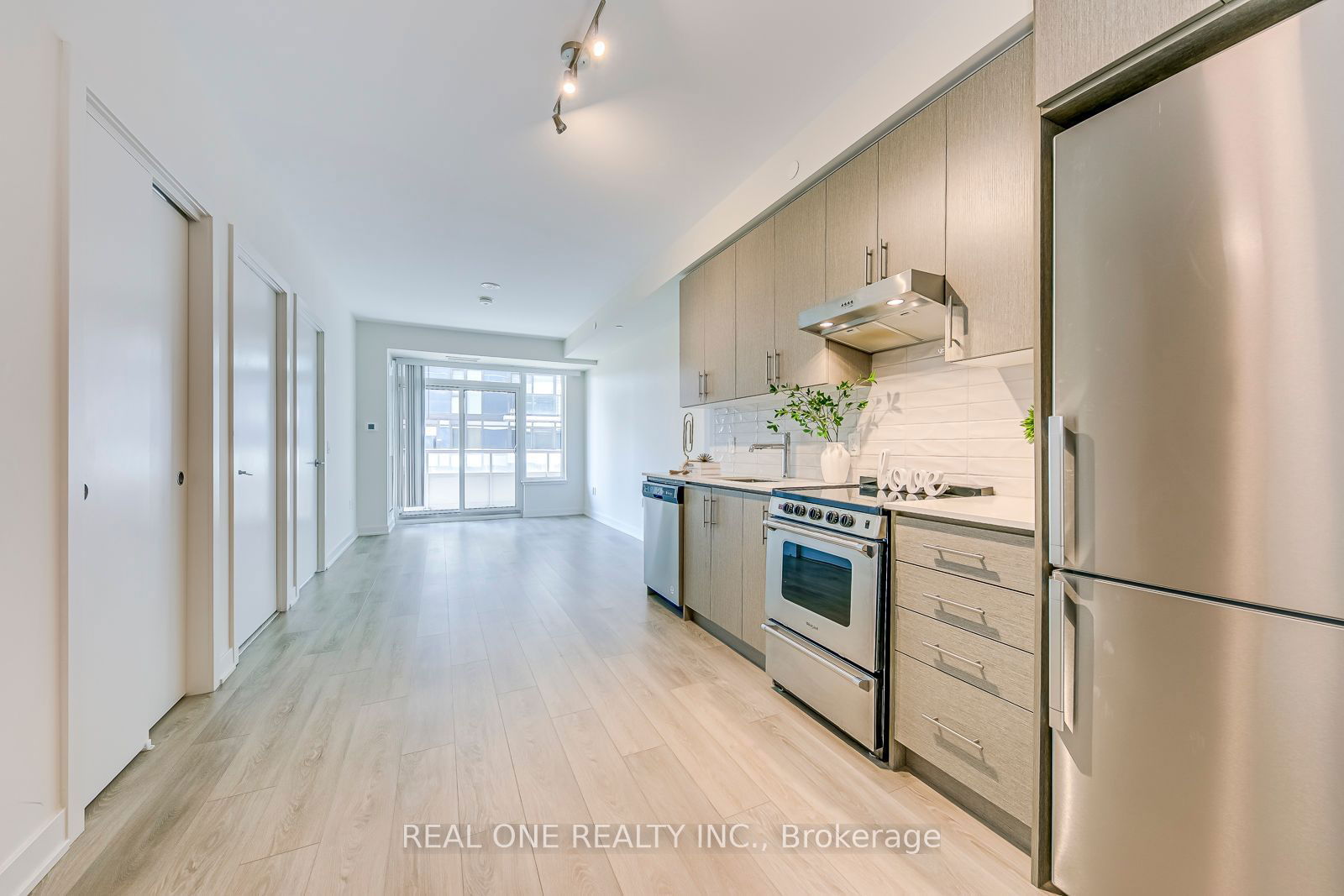 212 King William St, unit 906 for sale - image #2